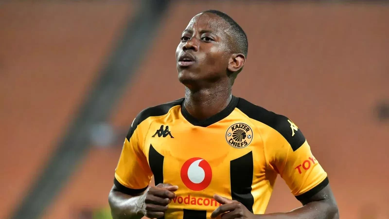 Joueur de Kaizer Chiefs en action sur le terrain Joueur de Kaizer Chiefs en action sur le terrain