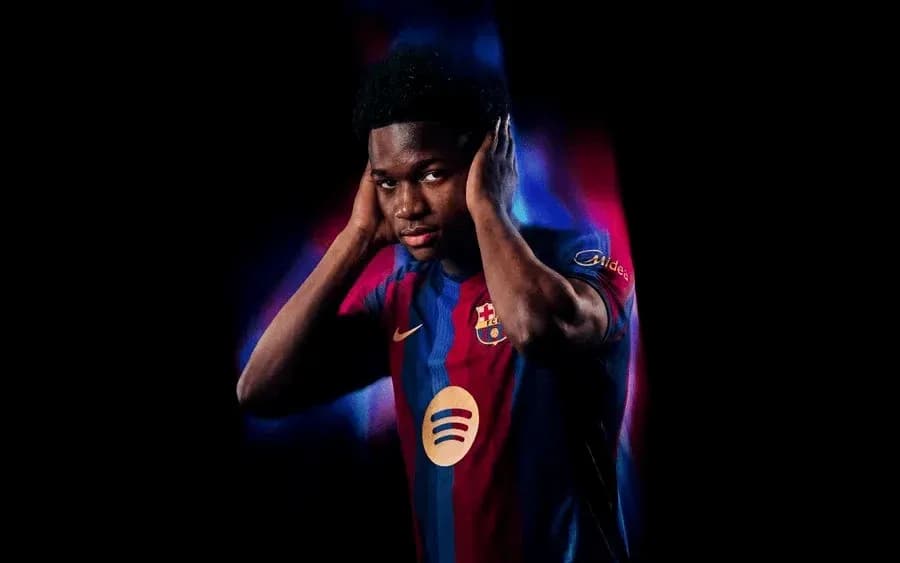 Joueur de Barcelone posant avec un maillot Joueur de Barcelone posant avec un maillot