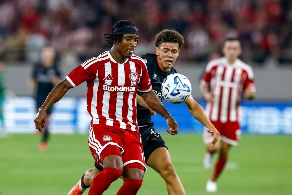 Joueurs en action lors du match de football Joueurs en action lors du match de football