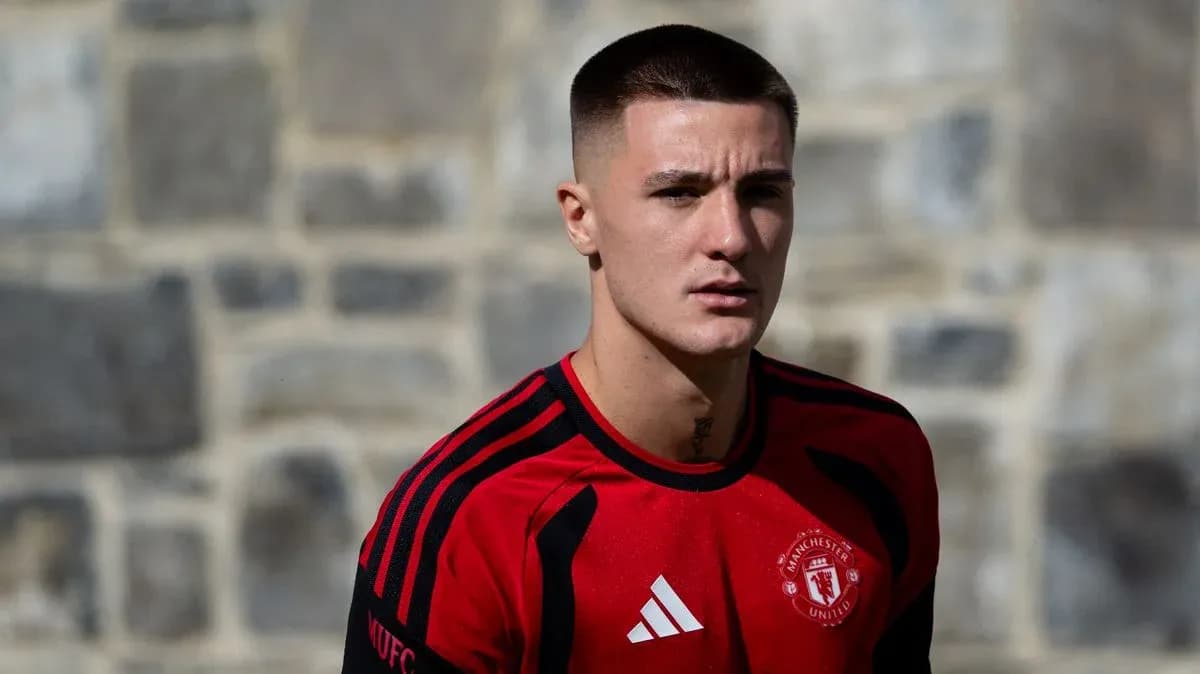 Joueur portant un maillot rouge de Manchester United Joueur portant un maillot rouge de Manchester United