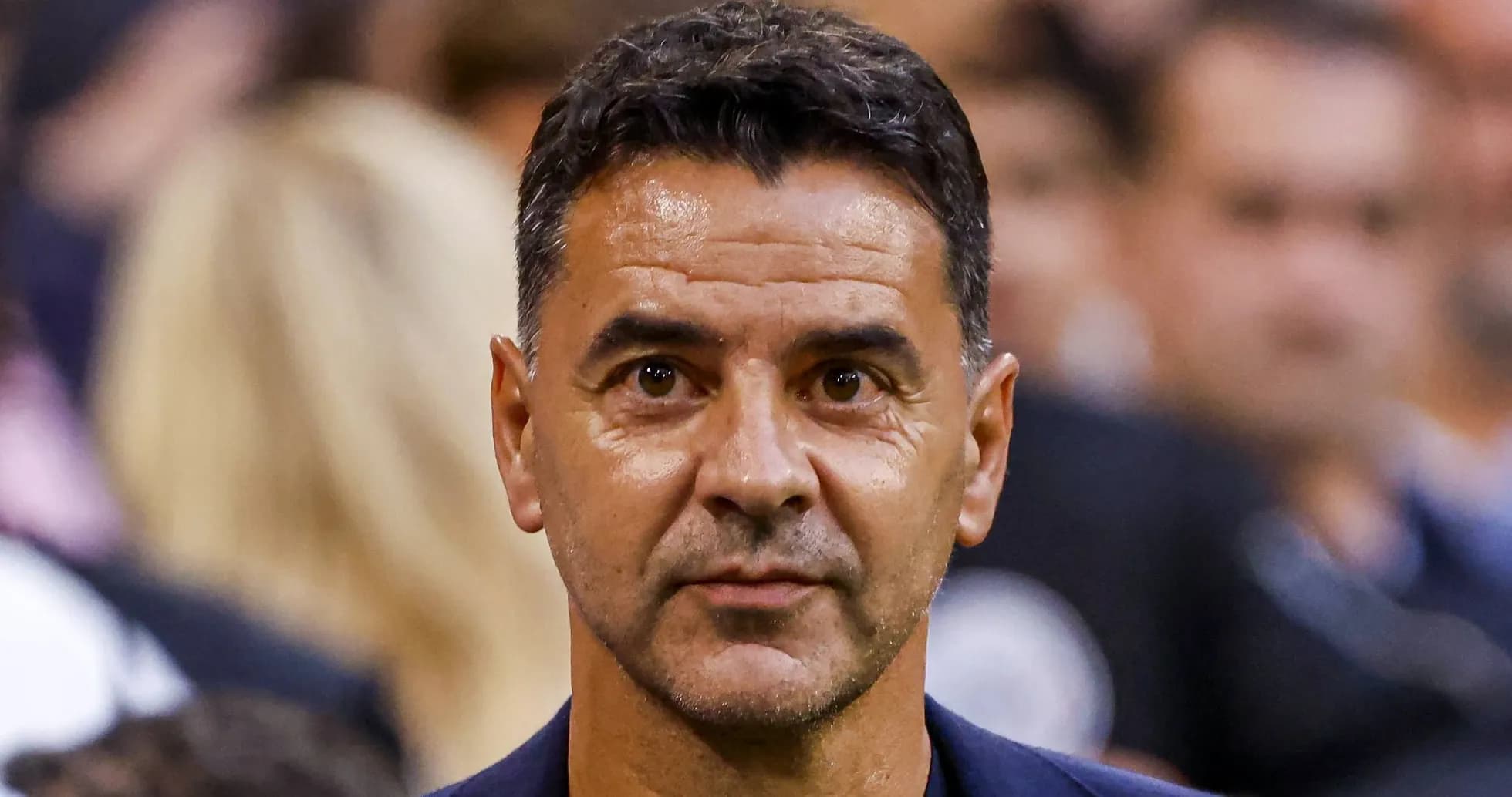 Entraîneur observant le match depuis la ligne de touche Entraîneur observant le match depuis la ligne de touche