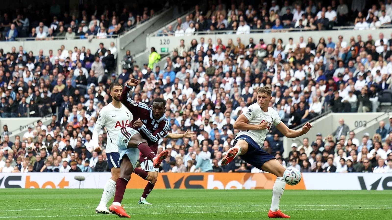 Joueur de Tottenham tirant au but pendant le match Joueur de Tottenham tirant au but pendant le match