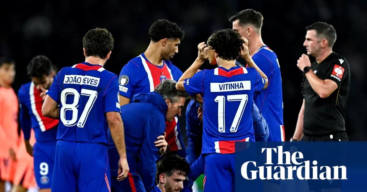 Joueurs de l'équipe discutant après une blessure Joueurs de l'équipe discutant après une blessure