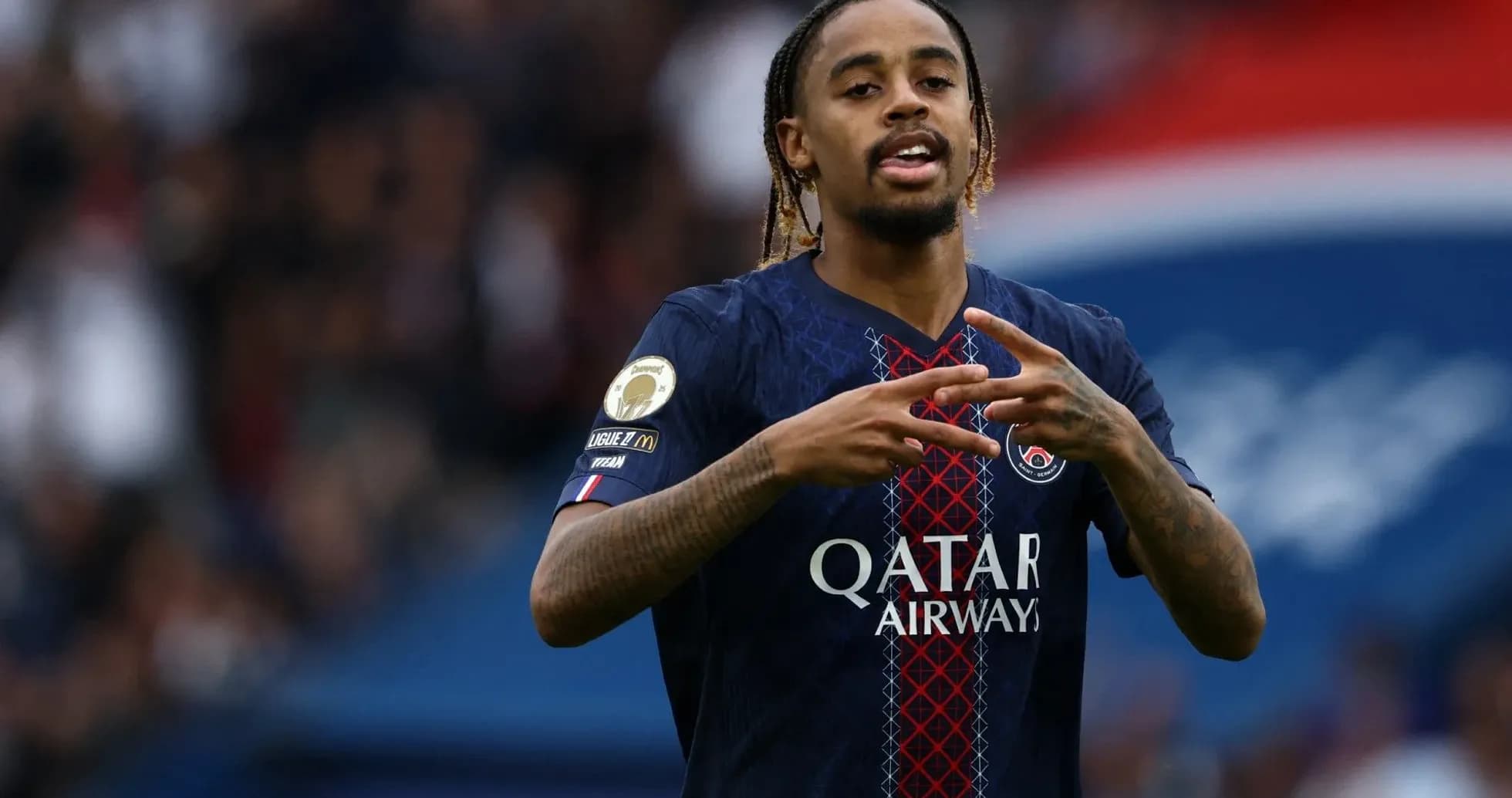 Joueur de PSG faisant un geste sur le terrain Joueur de PSG faisant un geste sur le terrain