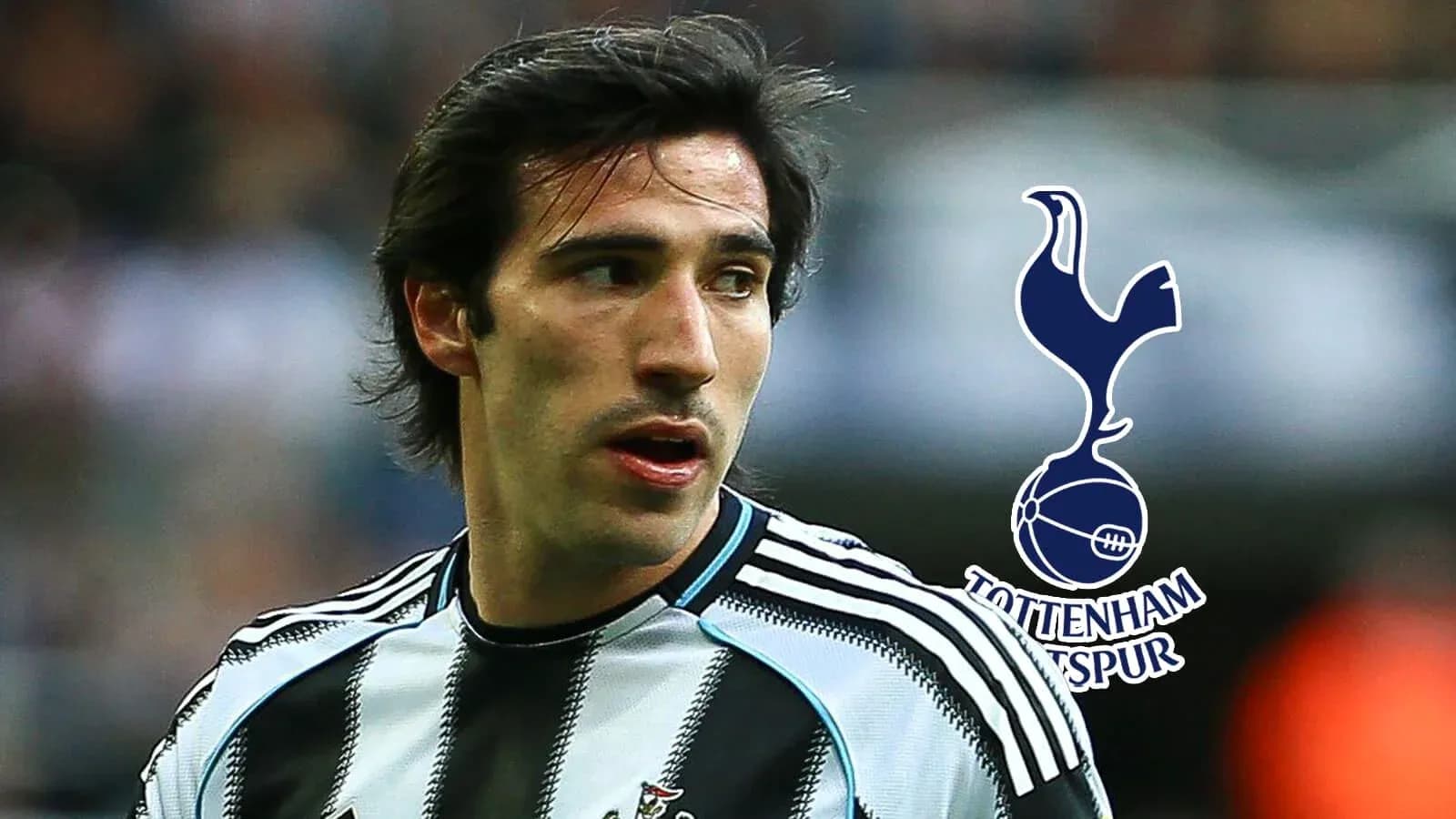Joueur en maillot de Newcastle avec logo de Tottenham Joueur en maillot de Newcastle avec logo de Tottenham