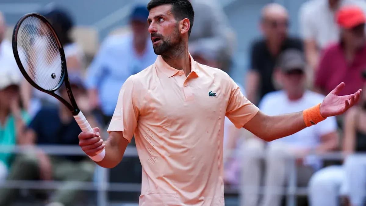 Joueur de tennis avec une raquette sur le court Joueur de tennis avec une raquette sur le court