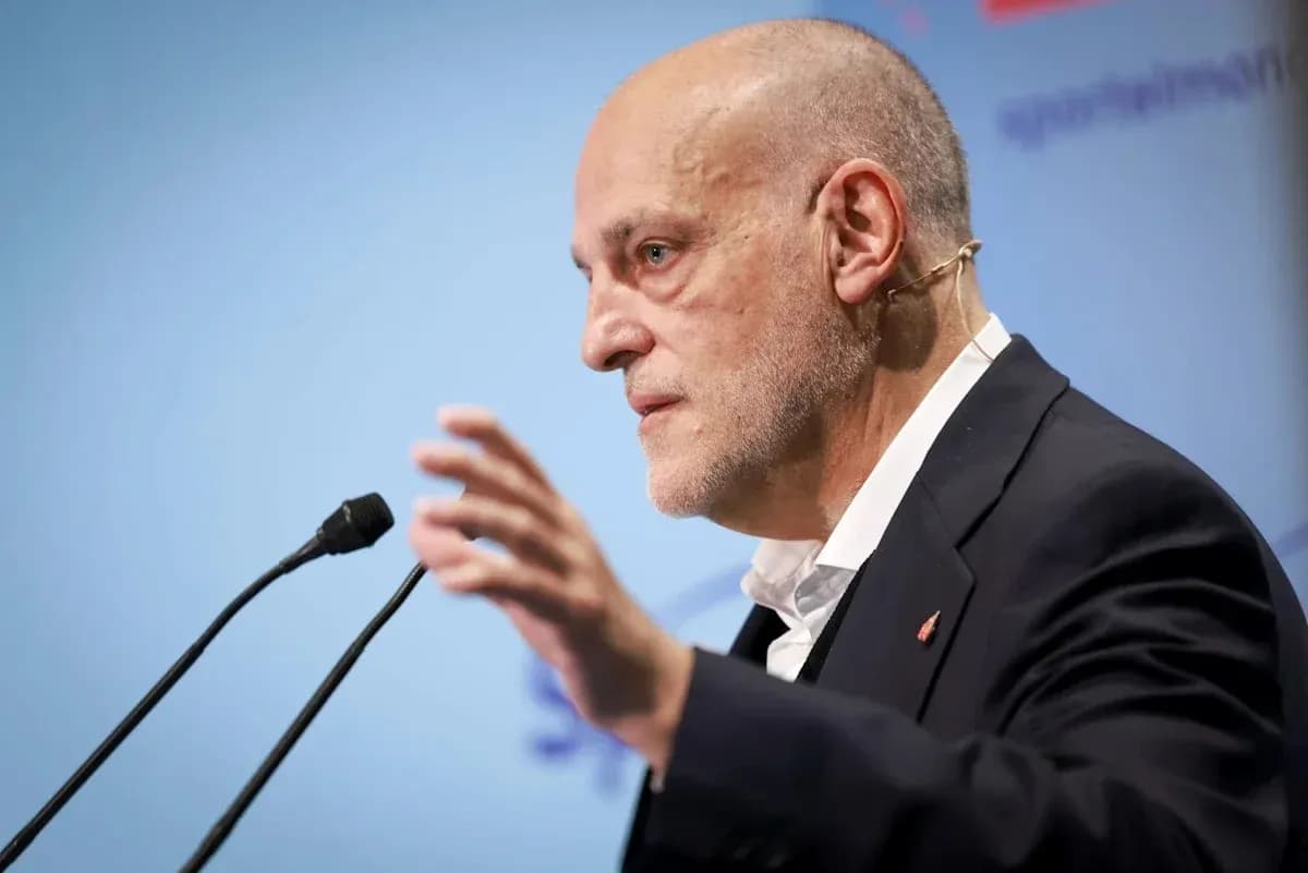 Homme parlant au micro lors d'une conférence Homme parlant au micro lors d'une conférence