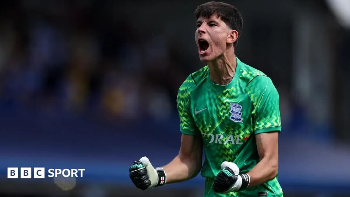Gardien de but célébrant une victoire avec enthousiasme Gardien de but célébrant une victoire avec enthousiasme