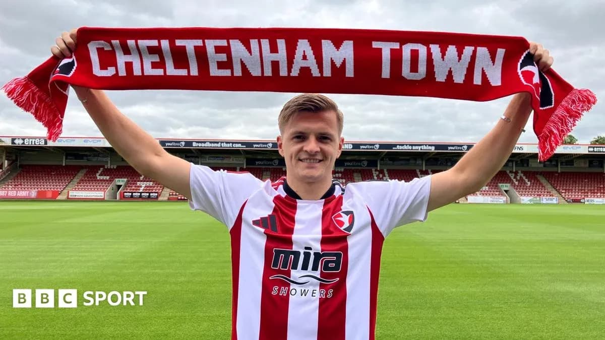 Joueur tenant une écharpe de Cheltenham Town au stade Joueur tenant une écharpe de Cheltenham Town au stade