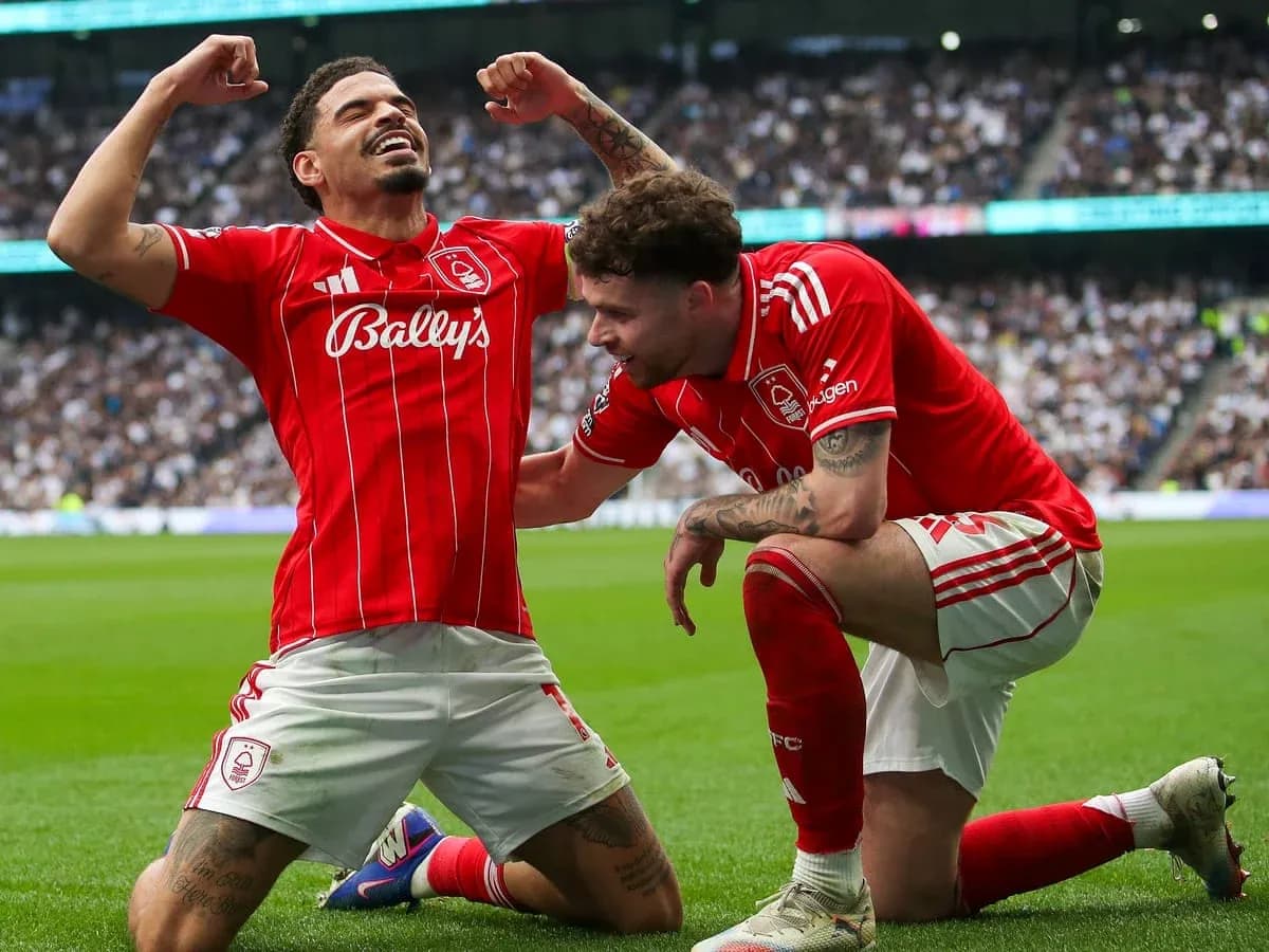 Joueurs de Nottingham Forest célébrant un but Joueurs de Nottingham Forest célébrant un but