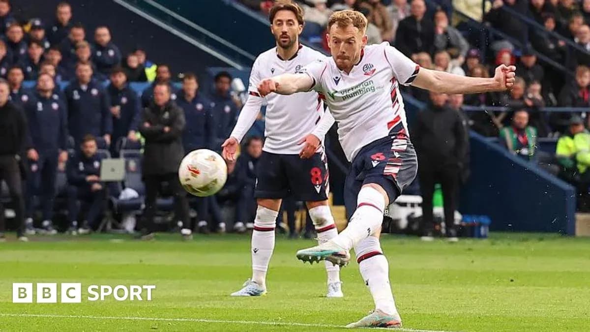 Joueur de Bolton tirant au but pendant un match Joueur de Bolton tirant au but pendant un match