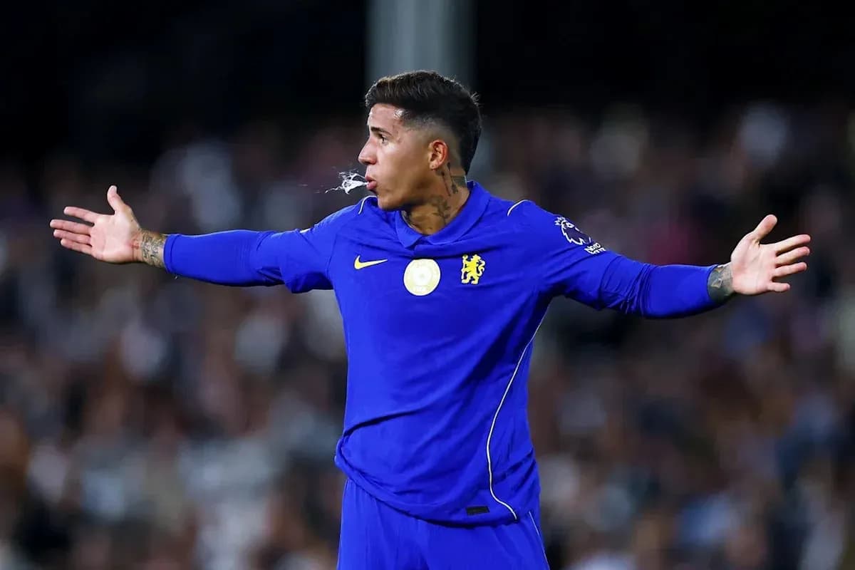 Joueur de Chelsea s'exprimant sur le terrain Joueur de Chelsea s'exprimant sur le terrain