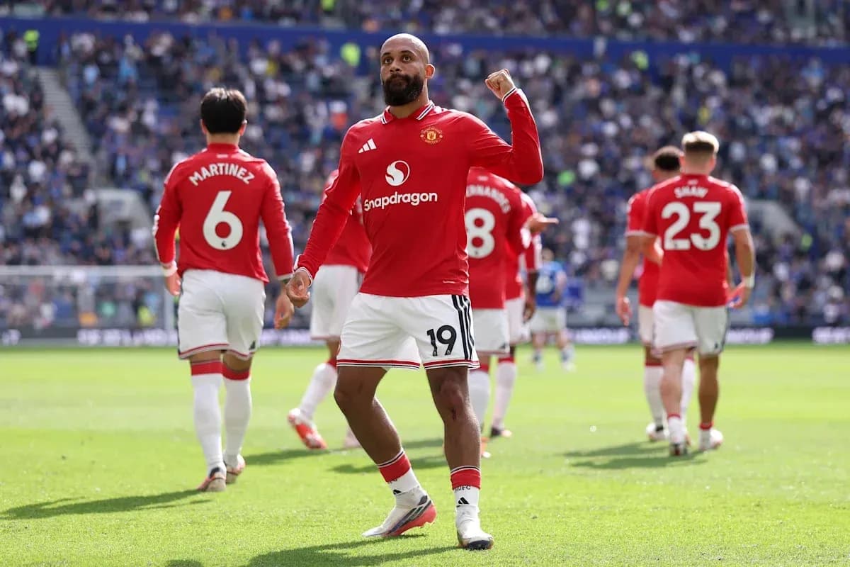 Joueur de Manchester United célébrant sur le terrain Joueur de Manchester United célébrant sur le terrain