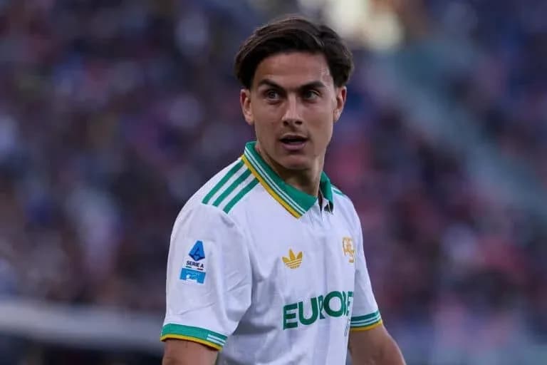 Joueur en maillot blanc avec détails verts sur le terrain Joueur en maillot blanc avec détails verts sur le terrain