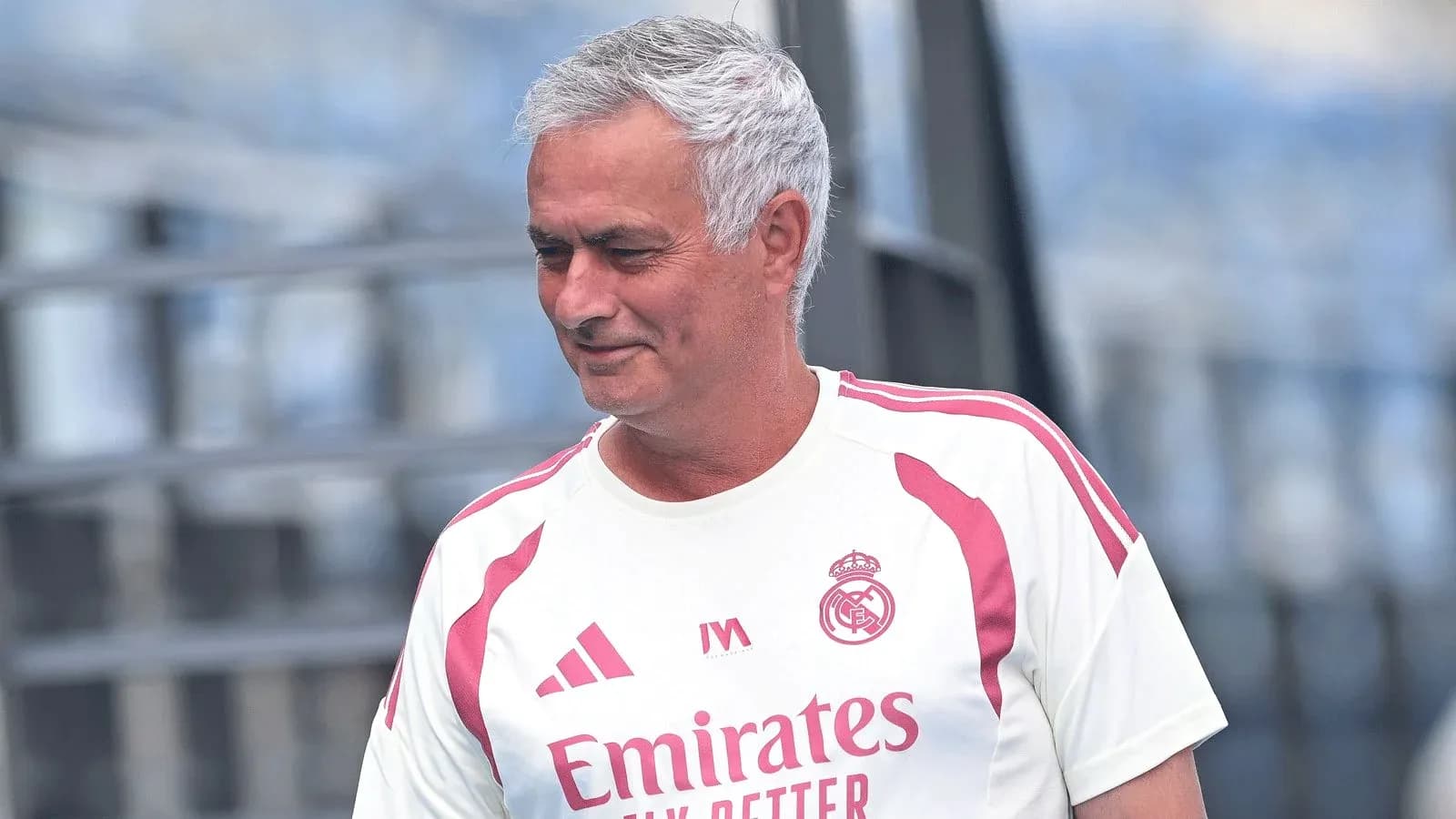Entraîneur portant un maillot du Real Madrid Entraîneur portant un maillot du Real Madrid