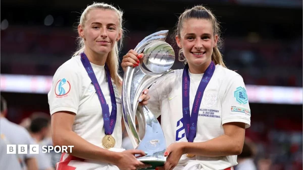Deux joueuses tenant le trophée après la victoire Deux joueuses tenant le trophée après la victoire