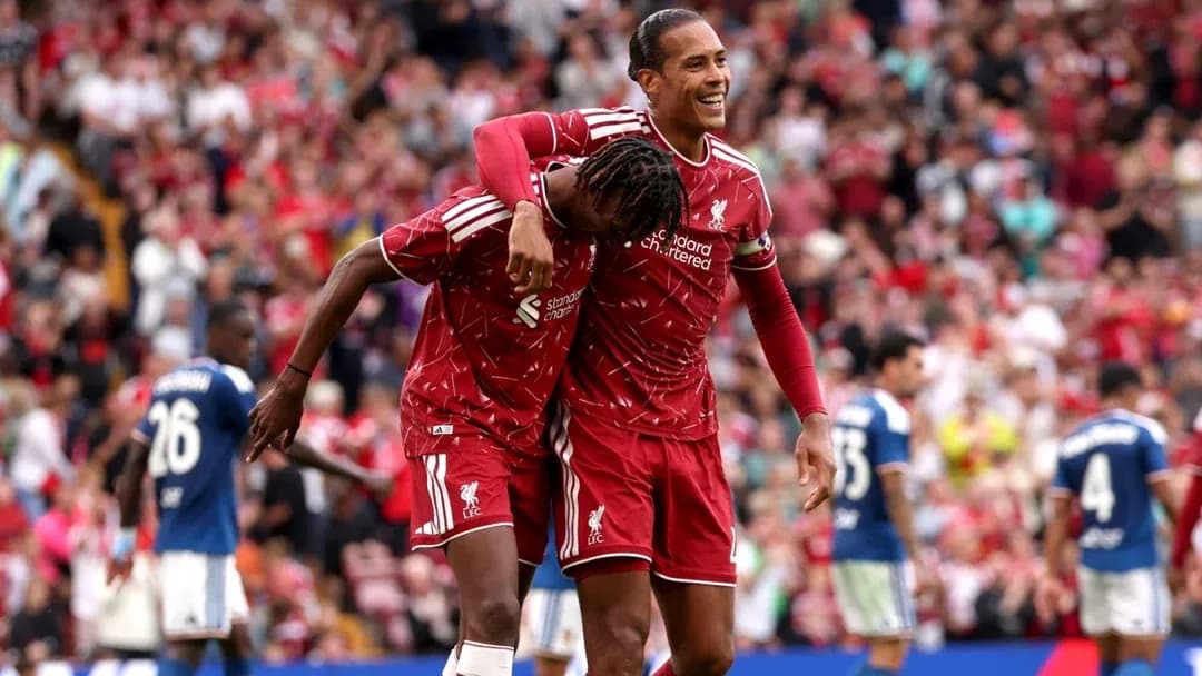 Joueurs de Liverpool célébrant un but au stade Joueurs de Liverpool célébrant un but au stade