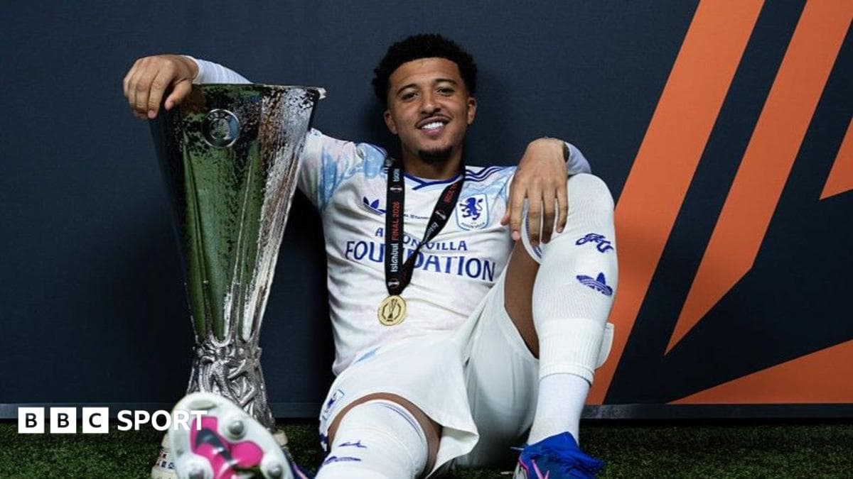 Joueur posant avec le trophée de l'Europa League Joueur posant avec le trophée de l'Europa League