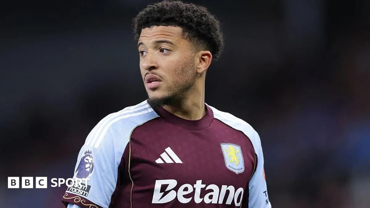 Joueur d'Aston Villa portant un maillot marron Joueur d'Aston Villa portant un maillot marron