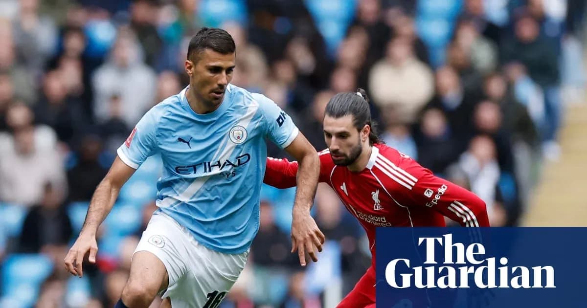 Joueur de Manchester City dribblant un joueur de Liverpool Joueur de Manchester City dribblant un joueur de Liverpool