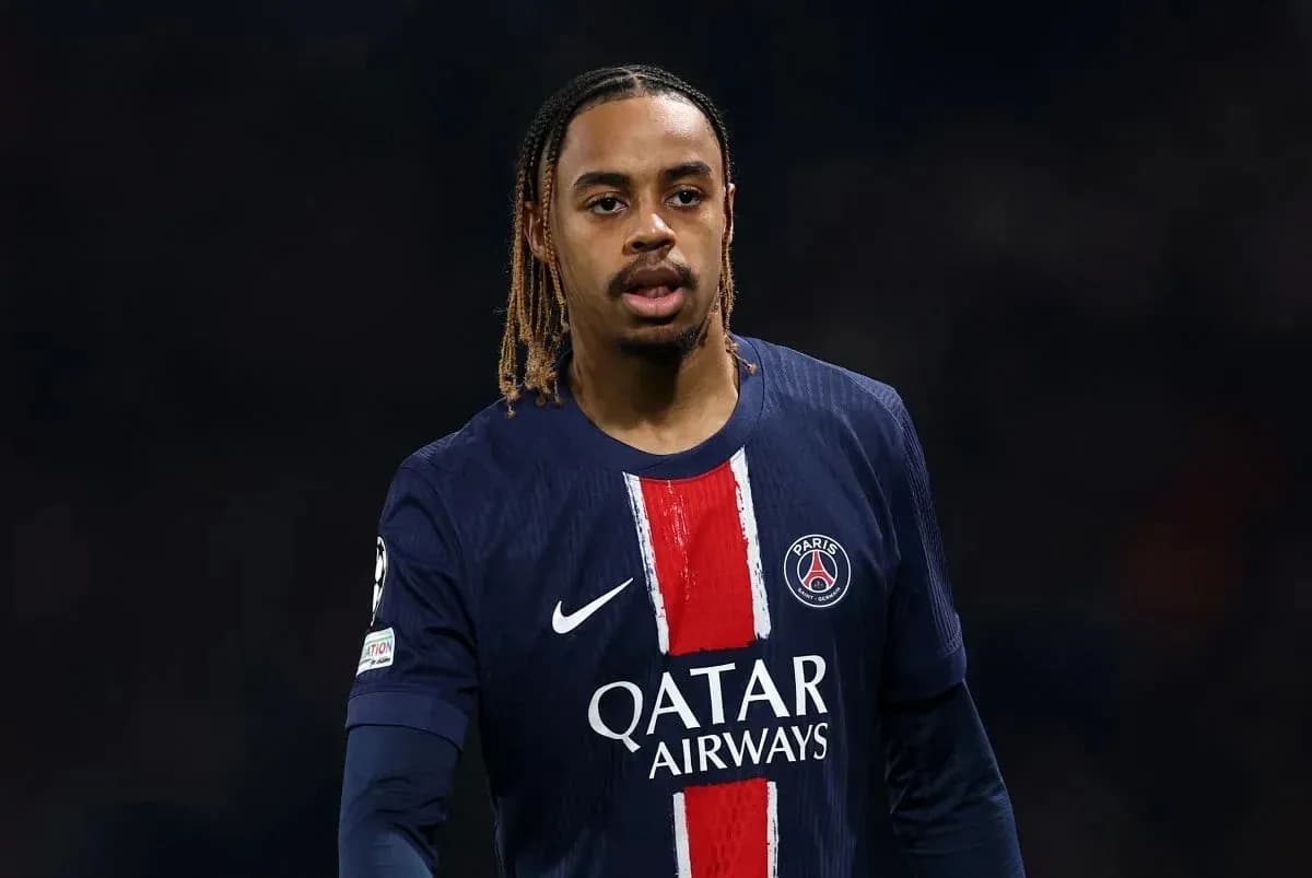 Joueur du PSG en action sur le terrain Joueur du PSG en action sur le terrain