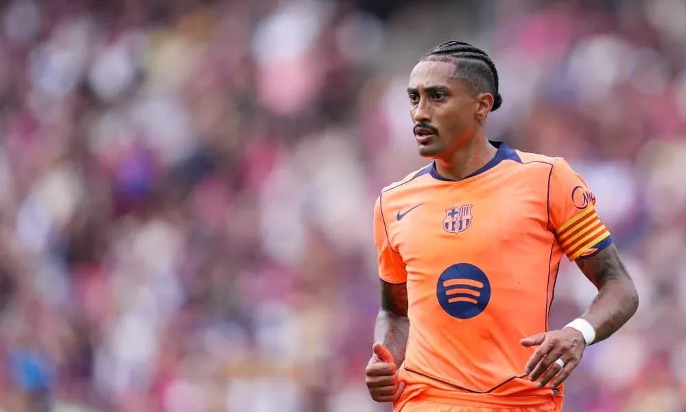 Joueur de Barcelone en tenue orange sur le terrain Joueur de Barcelone en tenue orange sur le terrain