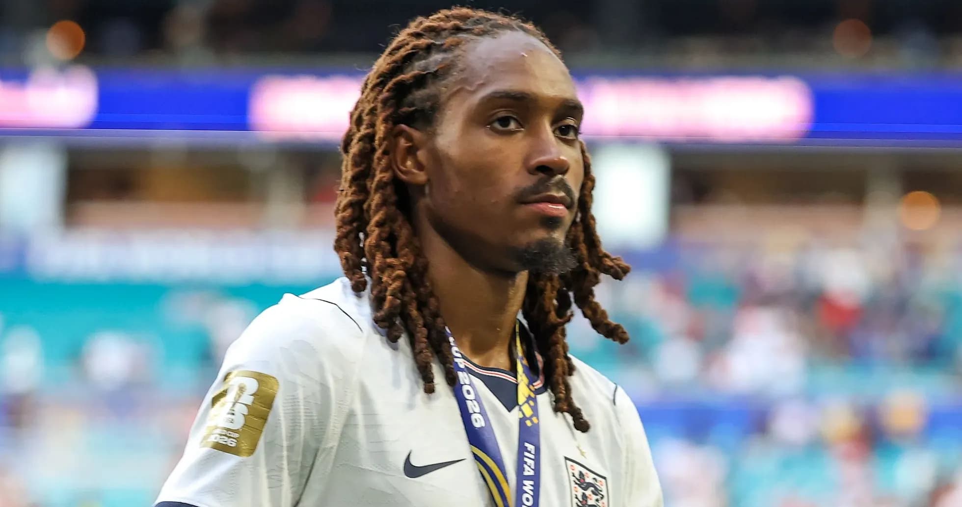 Joueur d'Angleterre portant un maillot avec médaille Joueur d'Angleterre portant un maillot avec médaille