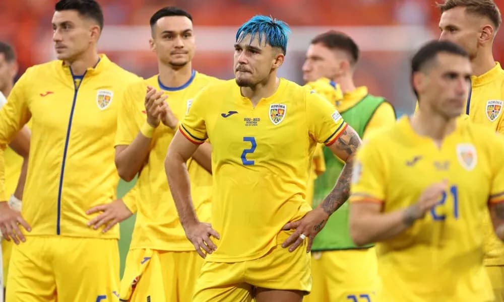 Joueurs de l'équipe roumaine en maillots jaunes Joueurs de l'équipe roumaine en maillots jaunes