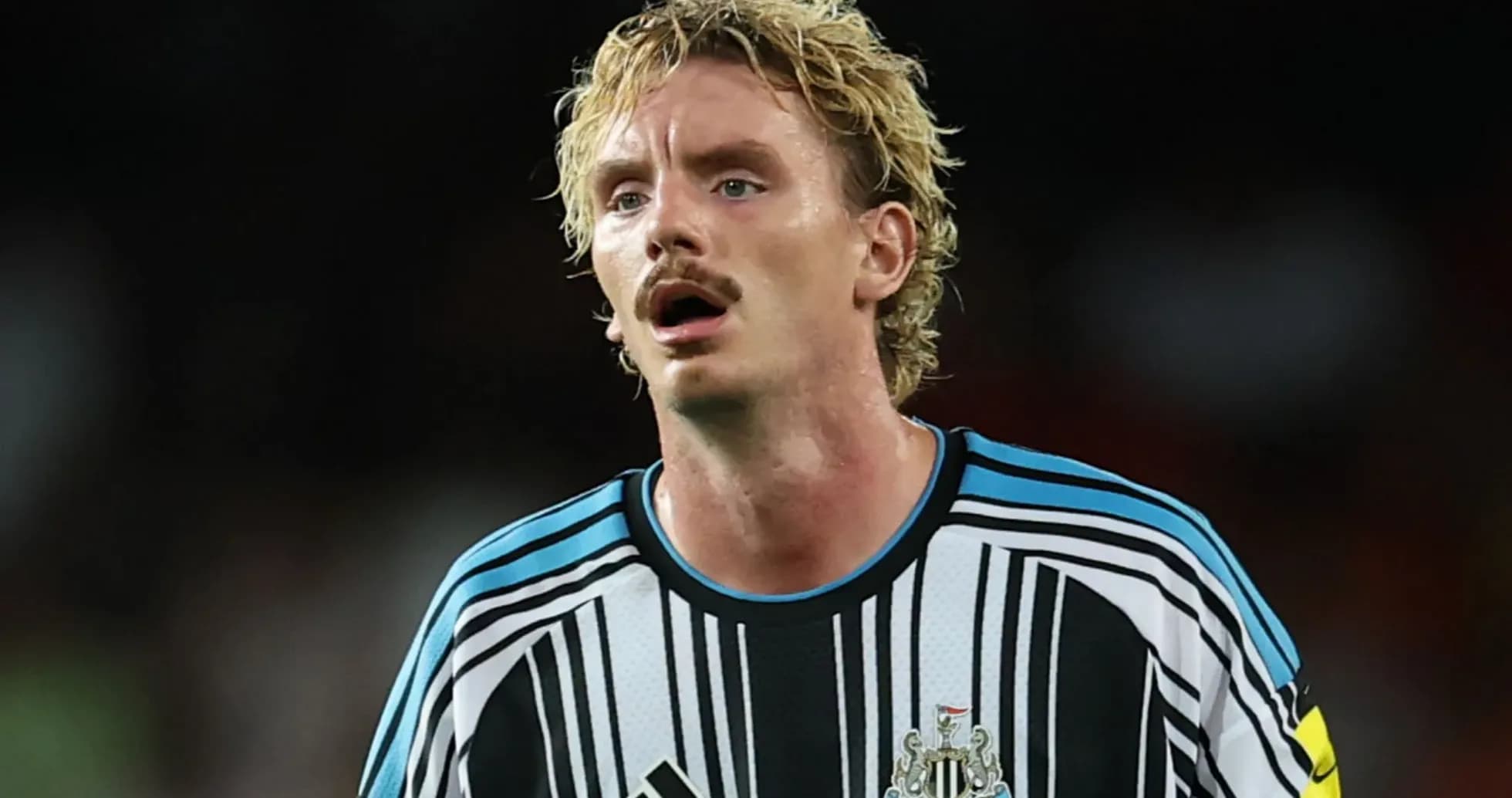 Joueur de Newcastle United en action sur le terrain Joueur de Newcastle United en action sur le terrain