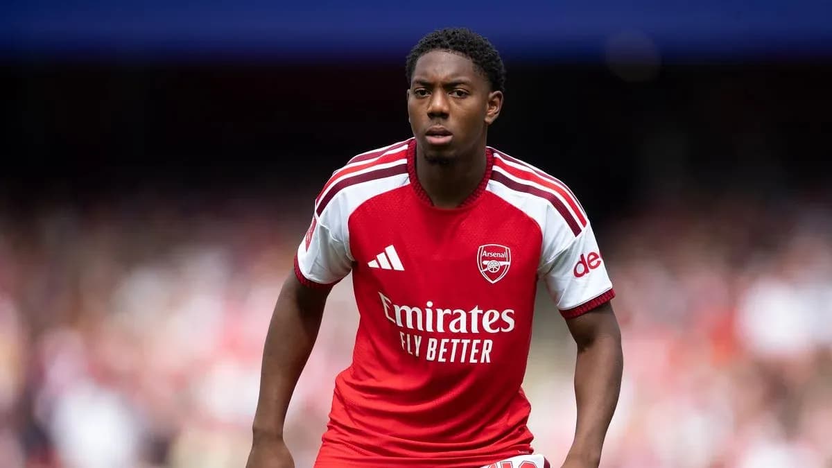 Joueur d'Arsenal en action sur le terrain Joueur d'Arsenal en action sur le terrain