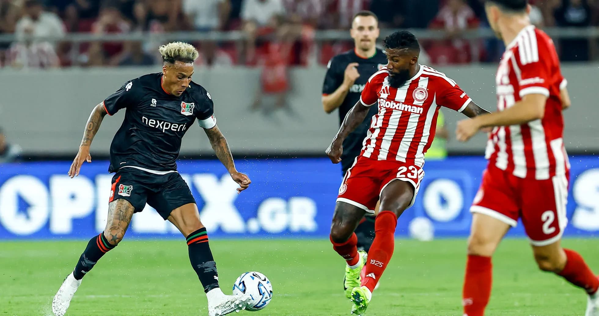 Joueurs de NEC Nijmegen et Olympiakos en action Joueurs de NEC Nijmegen et Olympiakos en action