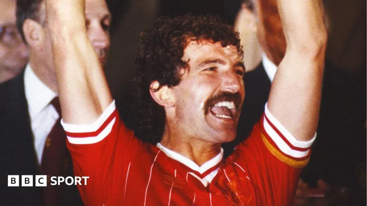 Joueur célébrant avec les bras levés en maillot rouge Joueur célébrant avec les bras levés en maillot rouge