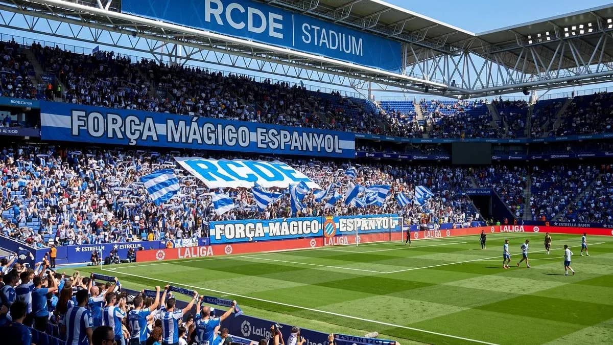 Supporters d'Espanyol au stade RCDE Supporters d'Espanyol au stade RCDE