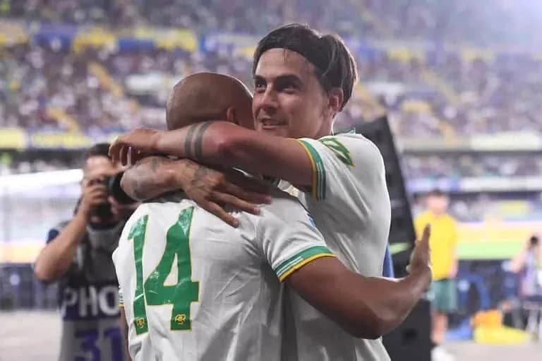 Joueurs brésiliens s'embrassant après le match Joueurs brésiliens s'embrassant après le match