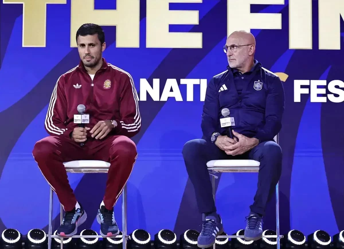 Deux entraîneurs lors d'une conférence de presse Deux entraîneurs lors d'une conférence de presse