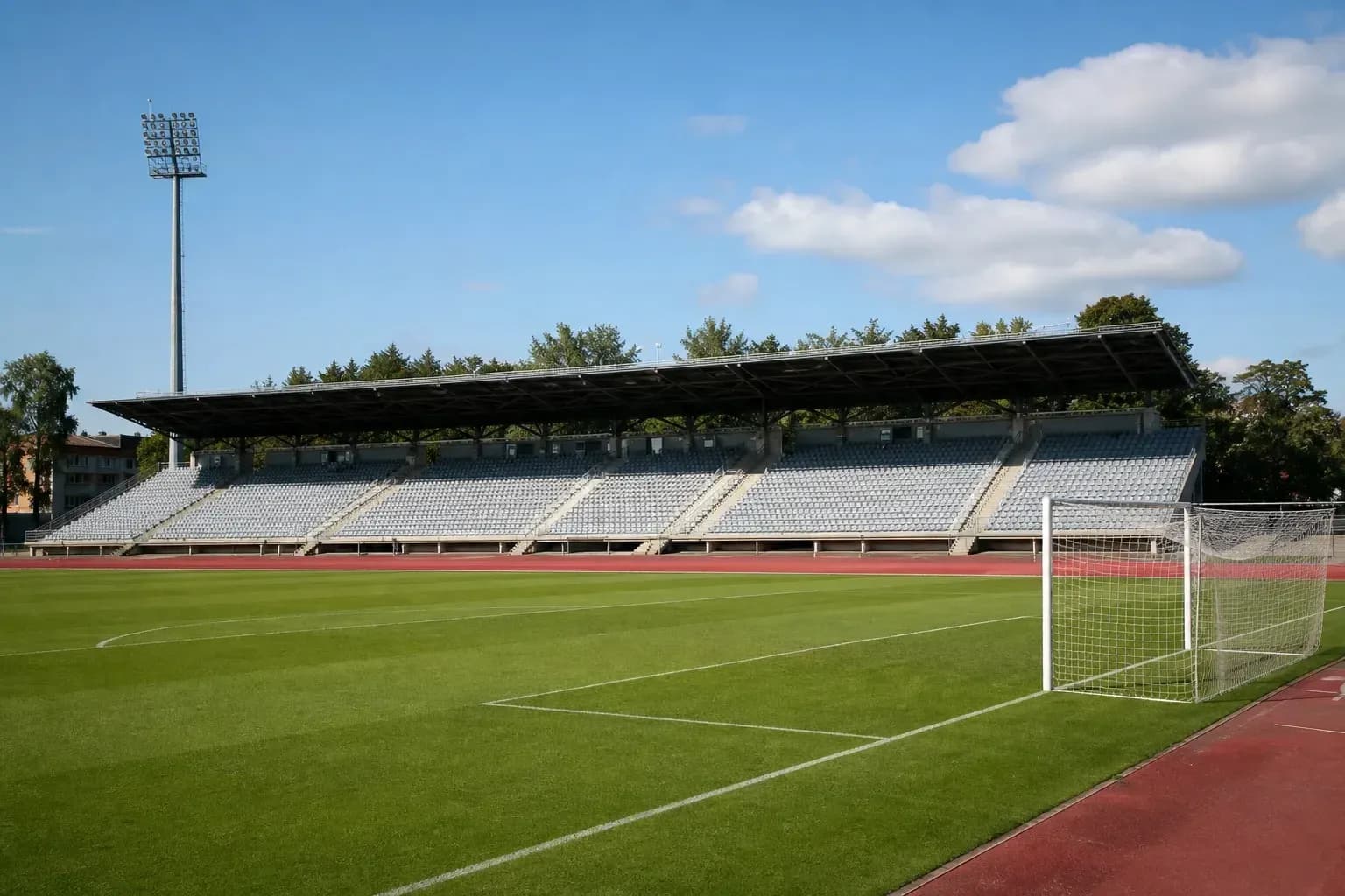 Stade de football avec tribunes vides et pelouse Stade de football avec tribunes vides et pelouse
