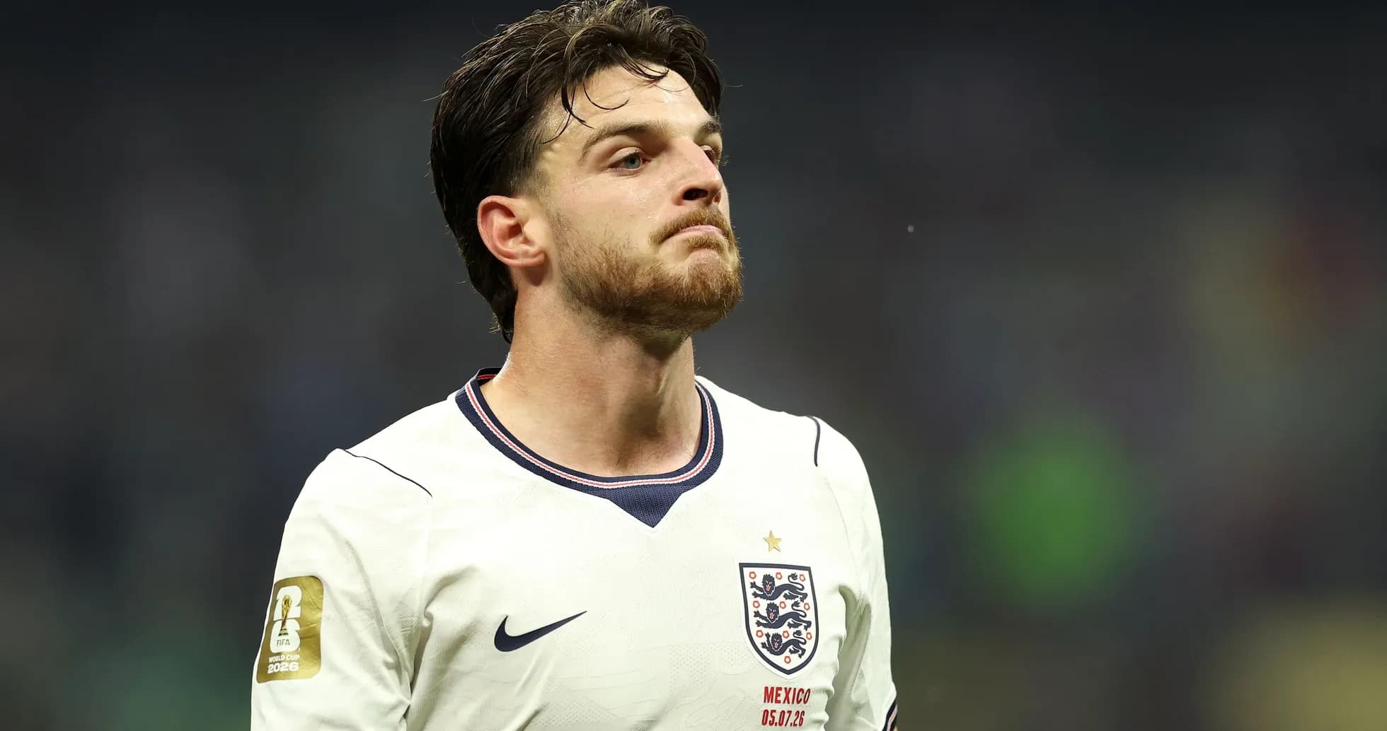 Joueur d'Angleterre en maillot blanc sur le terrain Joueur d'Angleterre en maillot blanc sur le terrain