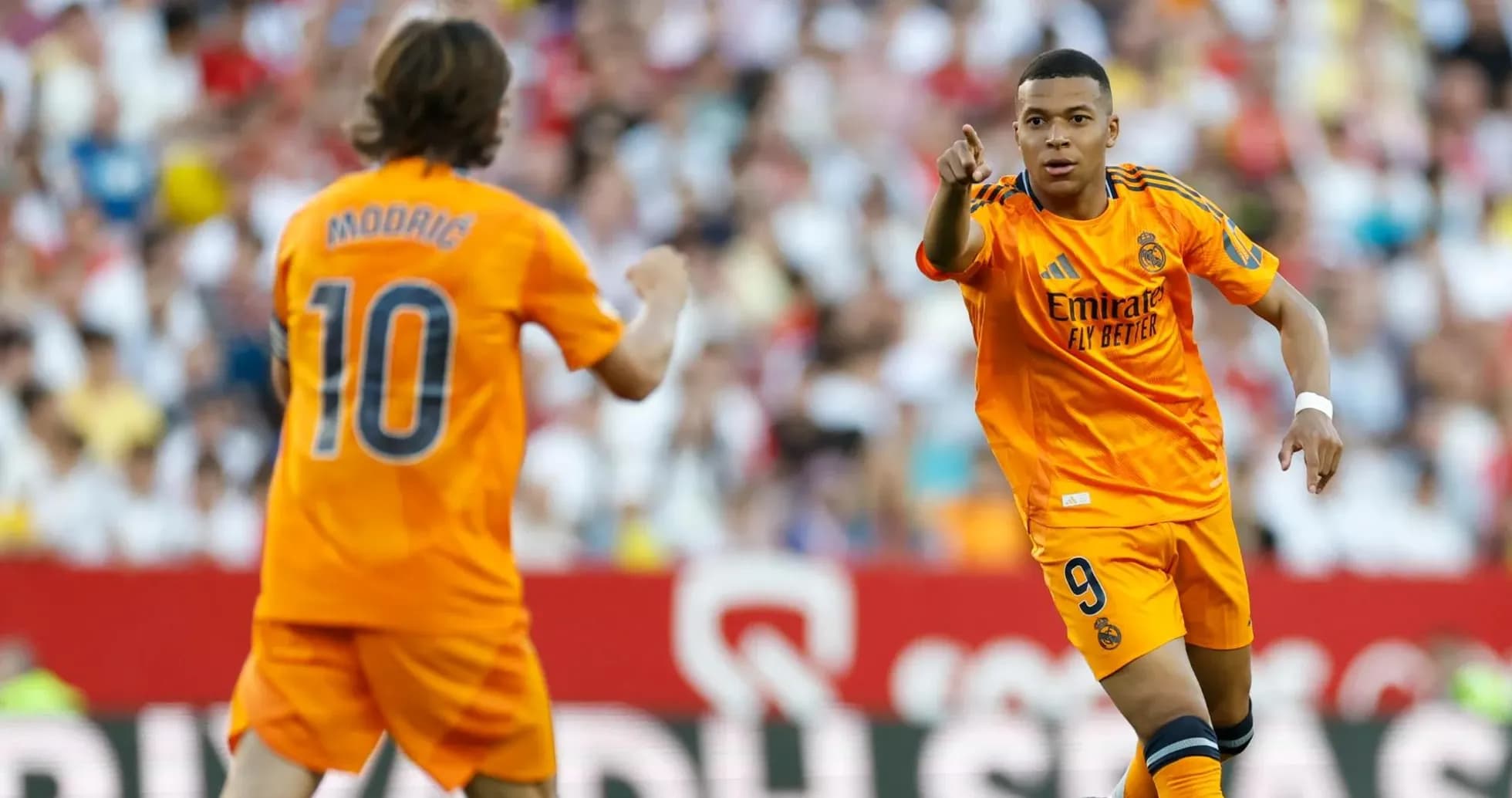 Mbappé et Modrić célébrant un but Mbappé et Modrić célébrant un but