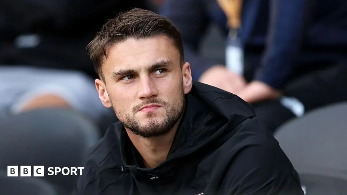 Joueur sur le banc observant le match Joueur sur le banc observant le match