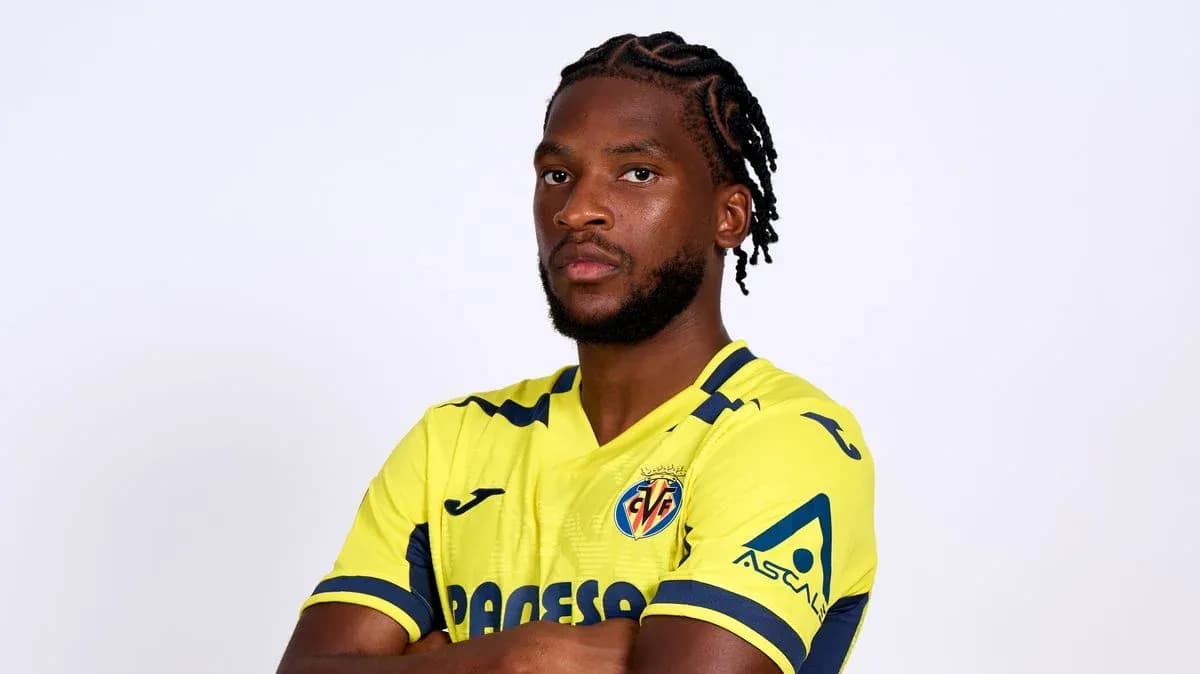 Joueur de Villarreal en maillot jaune, les bras croisés Joueur de Villarreal en maillot jaune, les bras croisés