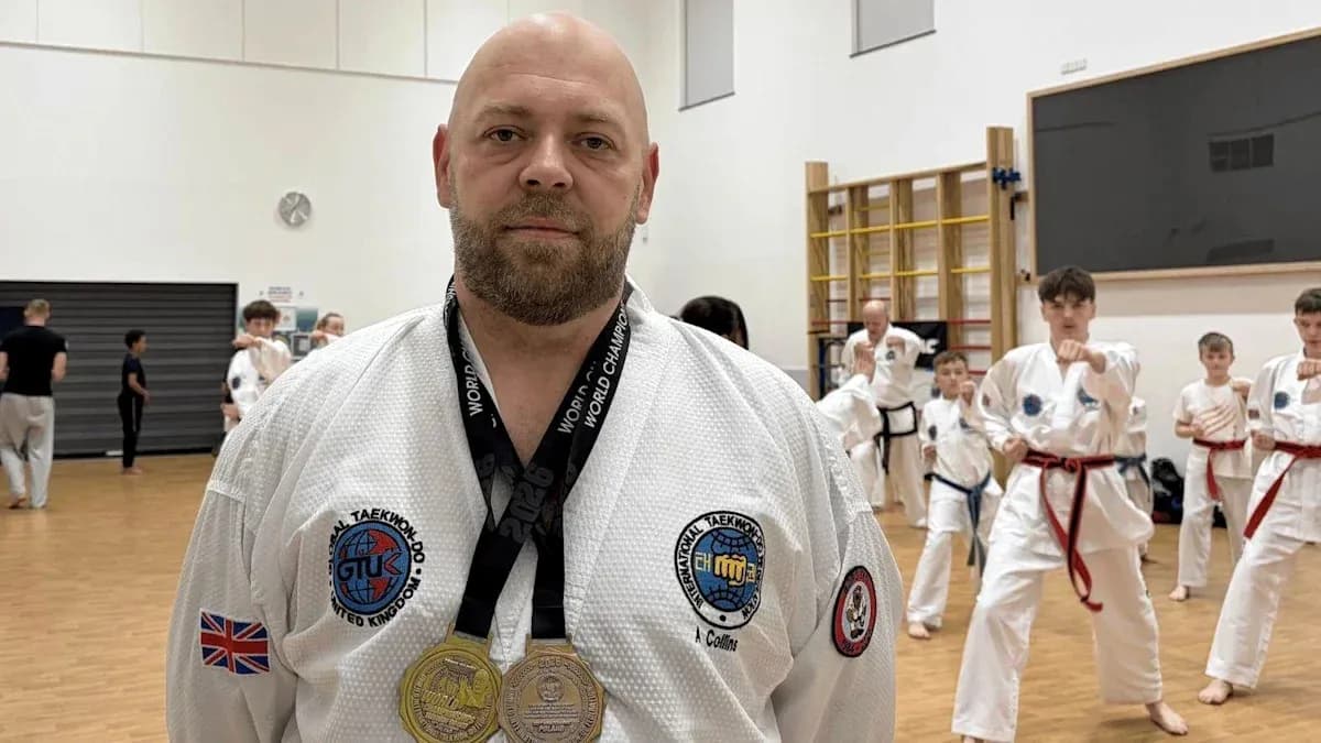 Instructeur de taekwondo avec médailles, élèves en arrière-plan Instructeur de taekwondo avec médailles, élèves en arrière-plan