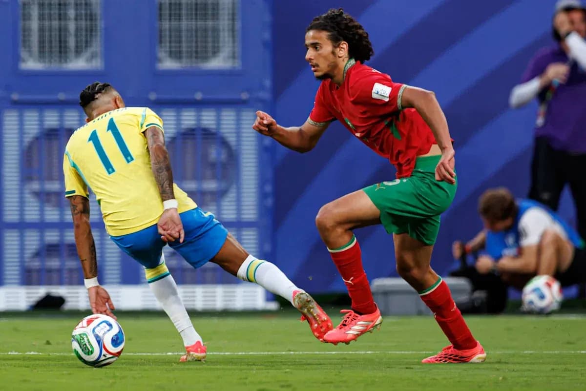 Joueur brésilien dribblant un défenseur marocain Joueur brésilien dribblant un défenseur marocain