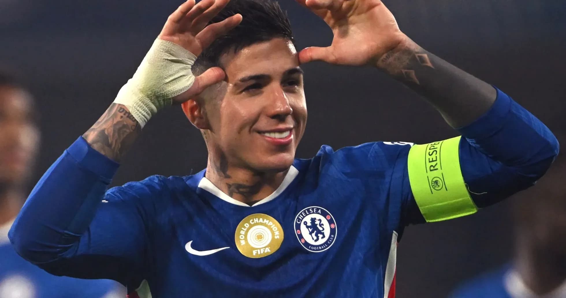 Joueur de Chelsea célébrant avec un geste de victoire Joueur de Chelsea célébrant avec un geste de victoire