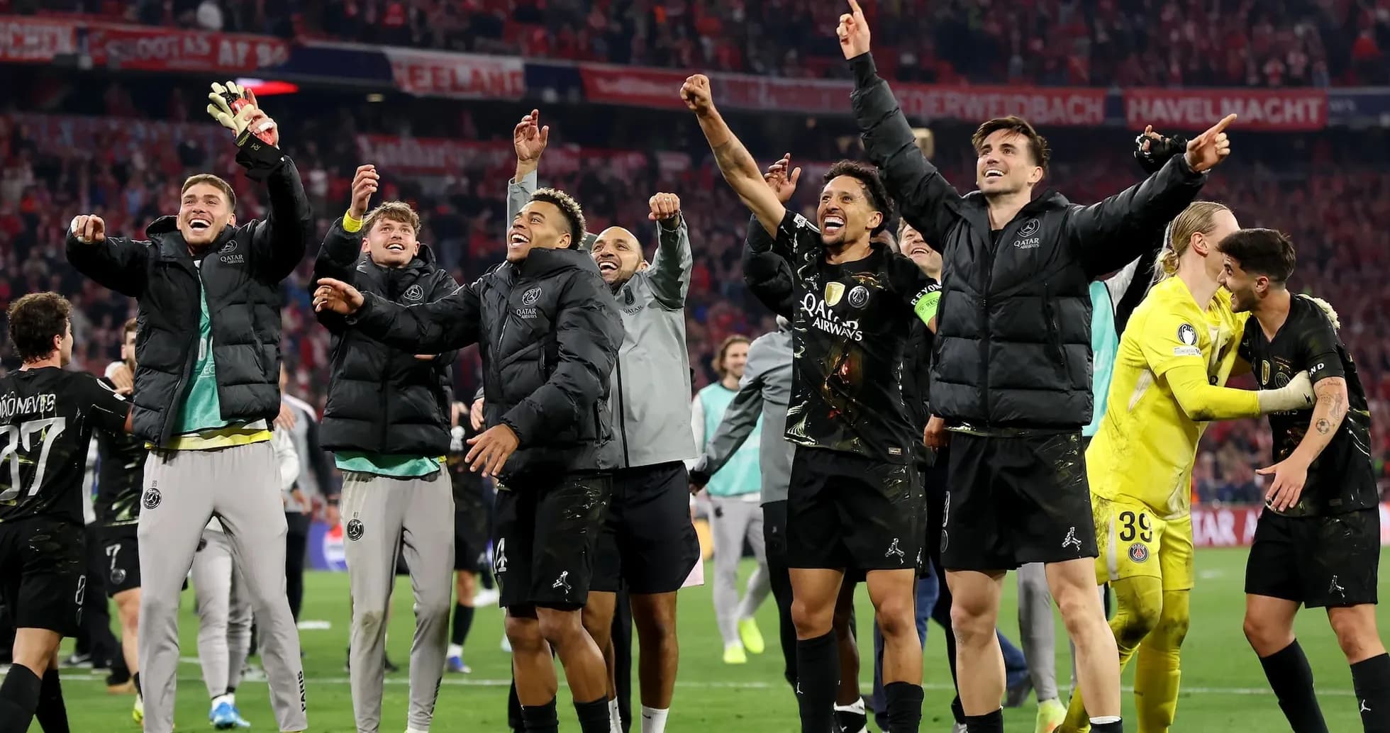 Joueurs de PSG célébrant une victoire sur le terrain Joueurs de PSG célébrant une victoire sur le terrain