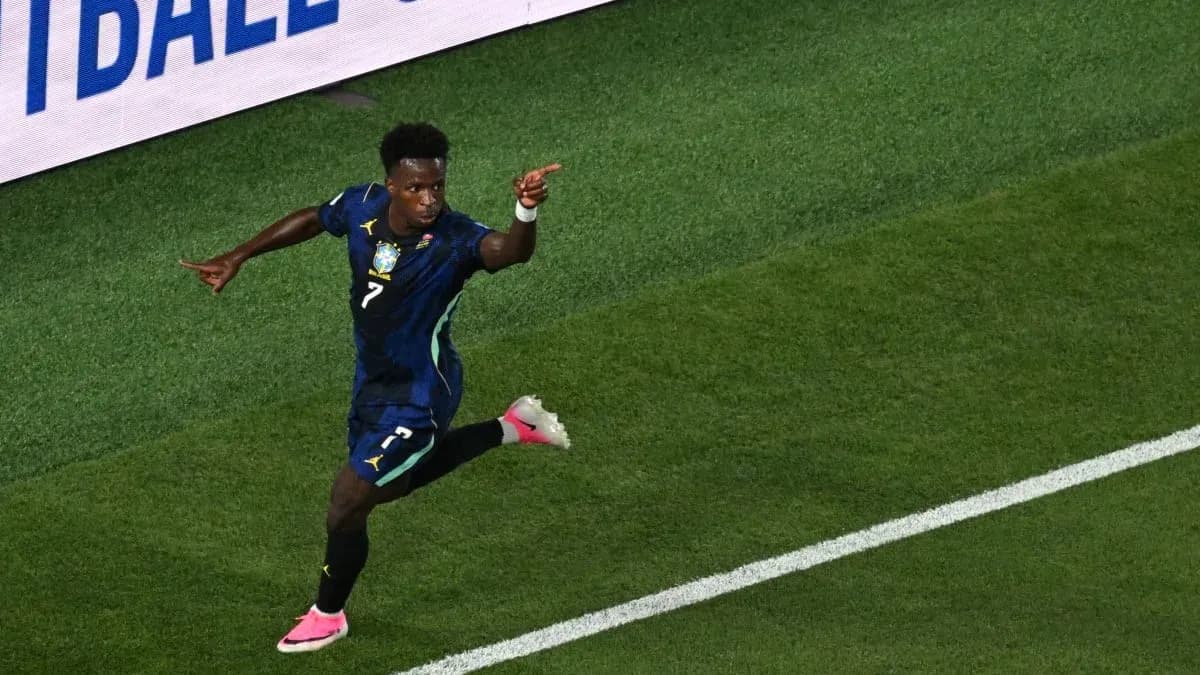 Joueur célébrant un but sur le terrain Joueur célébrant un but sur le terrain