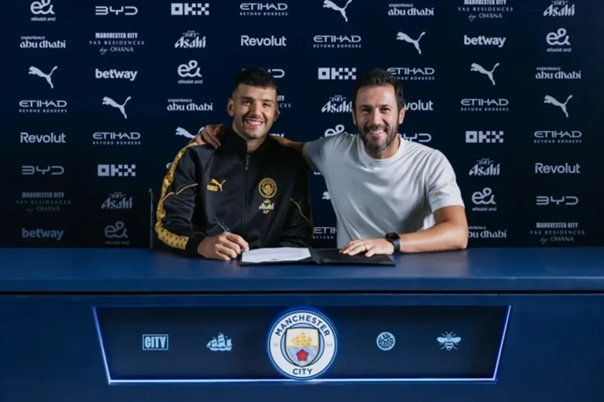 Joueur signant un contrat avec entraîneur à Manchester City Joueur signant un contrat avec entraîneur à Manchester City