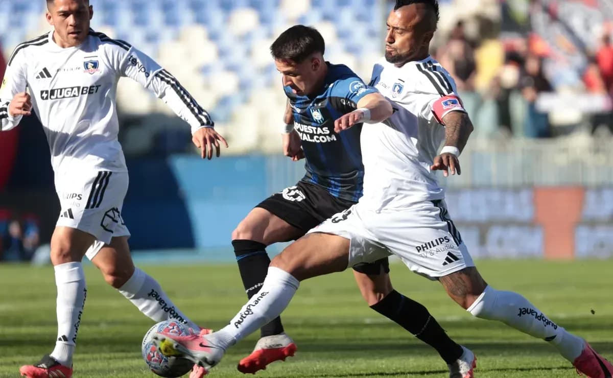 Joueurs de Huachipato et Colo Colo en action Joueurs de Huachipato et Colo Colo en action