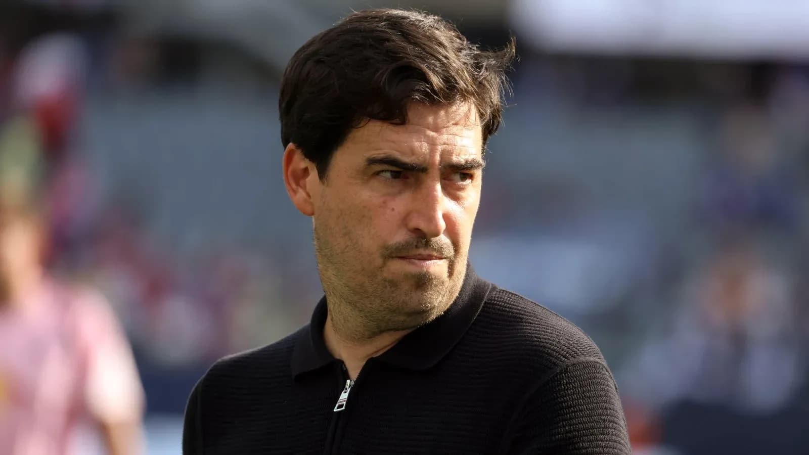 Entraîneur observant le match depuis la ligne de touche Entraîneur observant le match depuis la ligne de touche