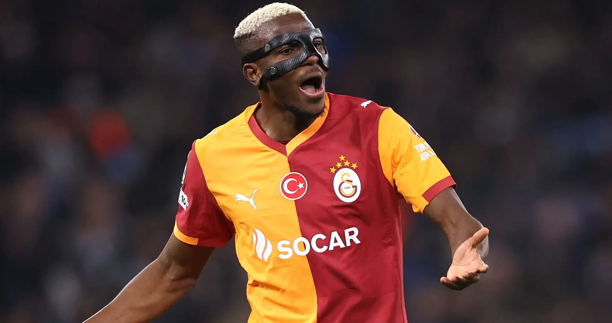Joueur de Galatasaray célébrant avec un masque facial Joueur de Galatasaray célébrant avec un masque facial