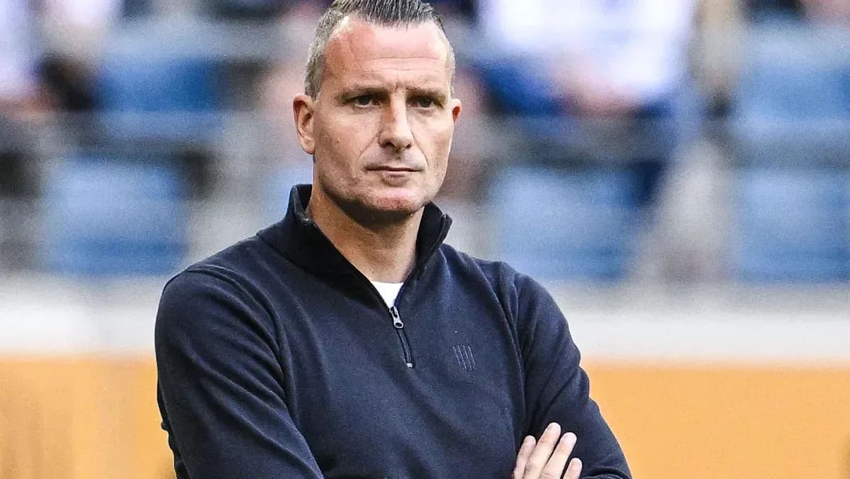 Entraîneur observant le match avec les bras croisés Entraîneur observant le match avec les bras croisés